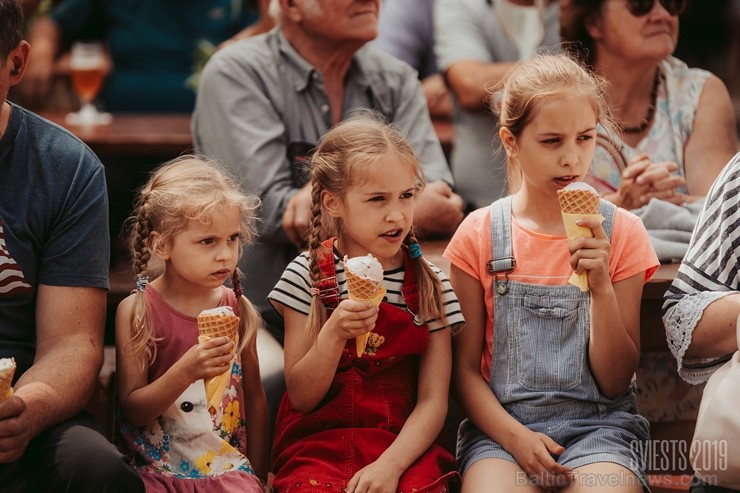 Brangi jo brangi Valmiermuižas parkā aizvadīts etnofestivāls SVIESTS 2019, kurā uzstājās pasaulē atzīti pašmāju mākslinieki 257192