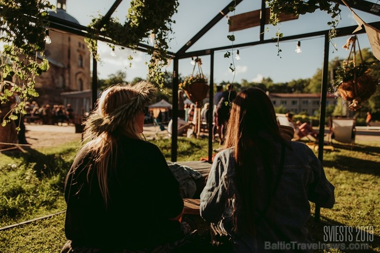 Brangi jo brangi Valmiermuižas parkā aizvadīts etnofestivāls SVIESTS 2019, kurā uzstājās pasaulē atzīti pašmāju mākslinieki 257194