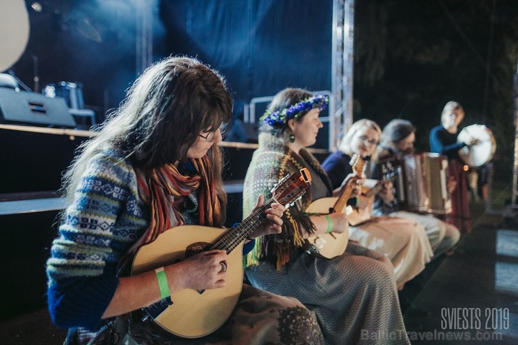 Brangi jo brangi Valmiermuižas parkā aizvadīts etnofestivāls SVIESTS 2019, kurā uzstājās pasaulē atzīti pašmāju mākslinieki 257219