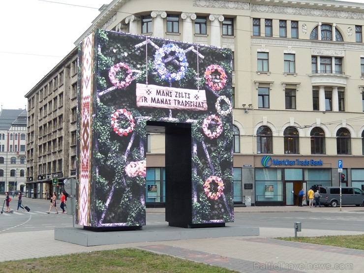 Sagaidot Vasaras saulgriežus un Līgo svētkus, Rīgas noformējuma mākslinieciskās koncepcijas pamatā ir latviešu ornamenta Saules zīmes stilizācija. Nof 257420