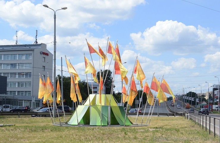 Sagaidot Vasaras saulgriežus un Līgo svētkus, Rīgas noformējuma mākslinieciskās koncepcijas pamatā ir latviešu ornamenta Saules zīmes stilizācija. Nof 257422