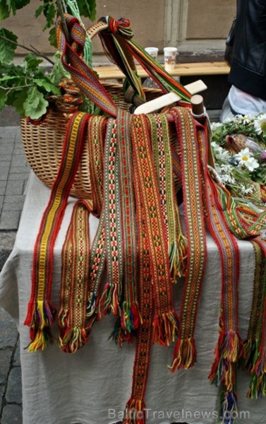 Sagaidot Vasaras saulgriežus un Līgo svētkus, Rīgas noformējuma mākslinieciskās koncepcijas pamatā ir latviešu ornamenta Saules zīmes stilizācija. Nof 257426