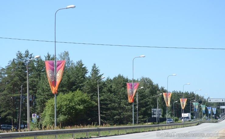 Sagaidot Vasaras saulgriežus un Līgo svētkus, Rīgas noformējuma mākslinieciskās koncepcijas pamatā ir latviešu ornamenta Saules zīmes stilizācija. Nof 257427