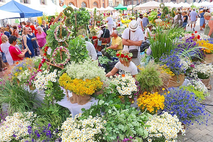 Rīgas Doma laukumā rīdzinieki un pilsētas viesi izbauda  «Zāļu tirgus» burvestību 257453