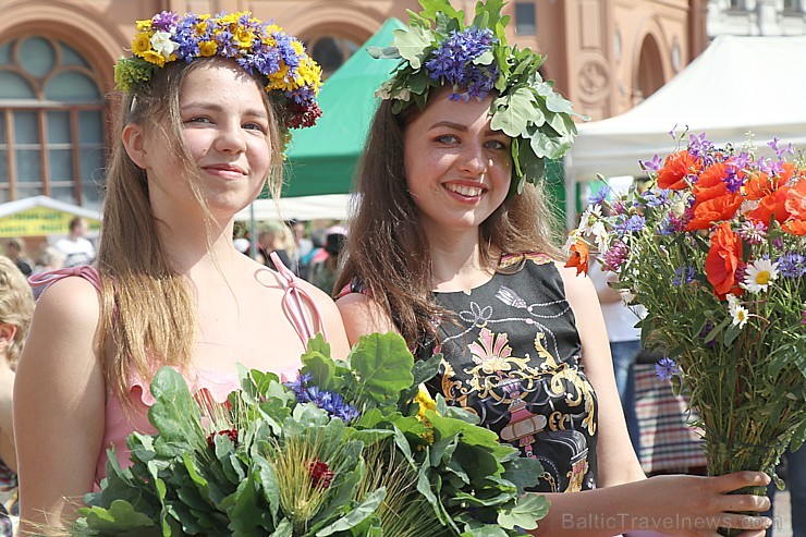 Rīgas Doma laukumā rīdzinieki un pilsētas viesi izbauda  «Zāļu tirgus» burvestību 257457