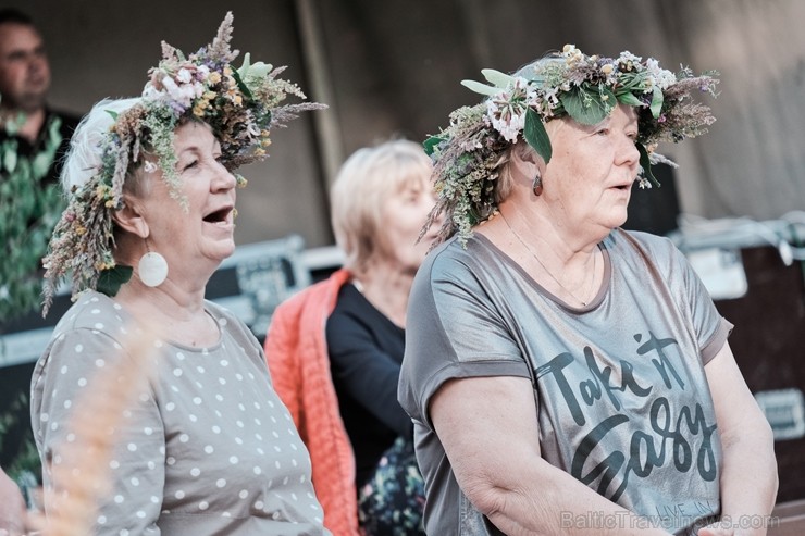 Jau vairākus gadus līgotāji, kuriem tuvāka ir tradicionālā Jāņu svinēšana, pulcējas Rīgas augstākajā kalnā – Dzegužkalnā 257475