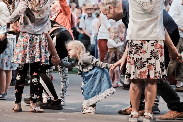 Jau vairākus gadus līgotāji, kuriem tuvāka ir tradicionālā Jāņu svinēšana, pulcējas Rīgas augstākajā kalnā – Dzegužkalnā 257485