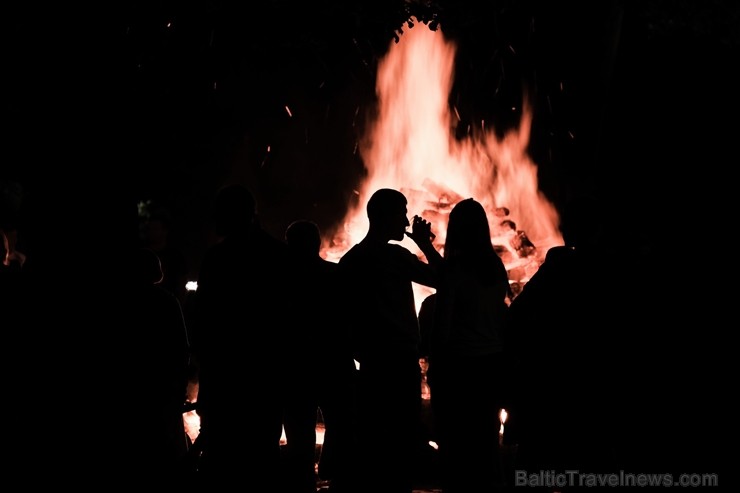 Jau vairākus gadus līgotāji, kuriem tuvāka ir tradicionālā Jāņu svinēšana, pulcējas Rīgas augstākajā kalnā – Dzegužkalnā 257502