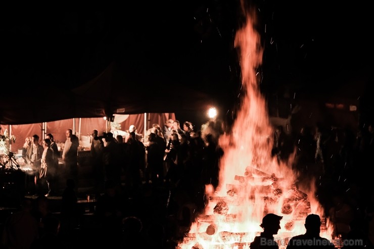 Jau vairākus gadus līgotāji, kuriem tuvāka ir tradicionālā Jāņu svinēšana, pulcējas Rīgas augstākajā kalnā – Dzegužkalnā 257503