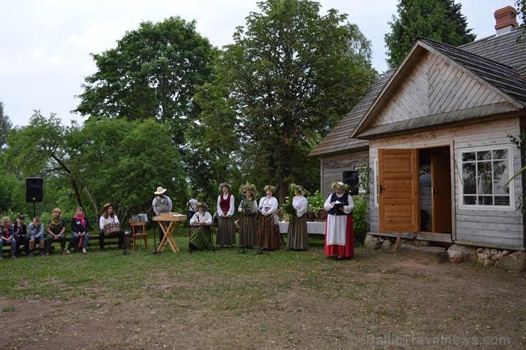 Ar ielīgošanas rituāliem, lustēm un dančiem Višķu pagasta estrādē aizritējis ikgadējais pasākums 