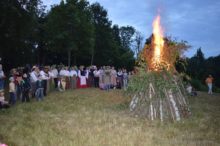 Ar ielīgošanas rituāliem, lustēm un dančiem Višķu pagasta estrādē aizritējis ikgadējais pasākums 