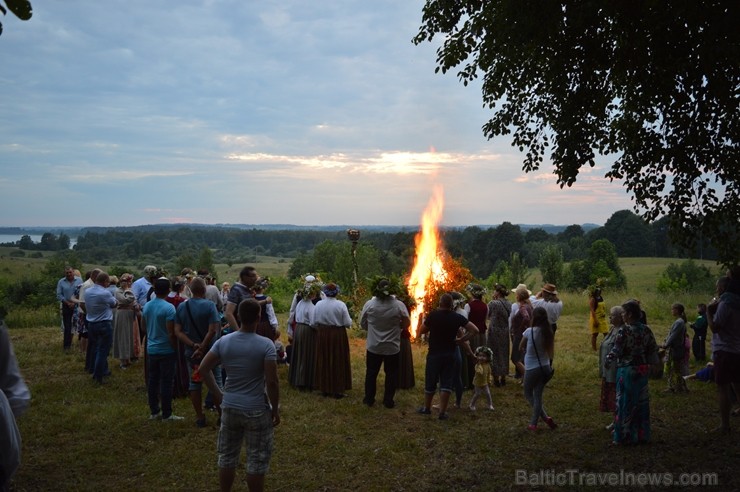 Ar ielīgošanas rituāliem, lustēm un dančiem Višķu pagasta estrādē aizritējis ikgadējais pasākums 