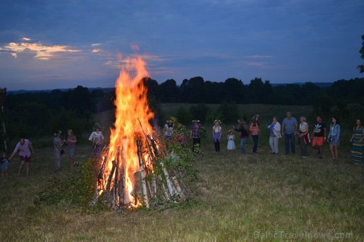 Ar ielīgošanas rituāliem, lustēm un dančiem Višķu pagasta estrādē aizritējis ikgadējais pasākums 