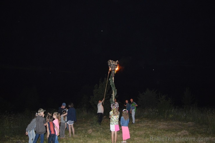 Ar ielīgošanas rituāliem, lustēm un dančiem Višķu pagasta estrādē aizritējis ikgadējais pasākums 