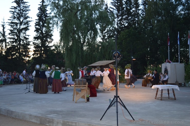 Ar ielīgošanas rituāliem, lustēm un dančiem Višķu pagasta estrādē aizritējis ikgadējais pasākums 