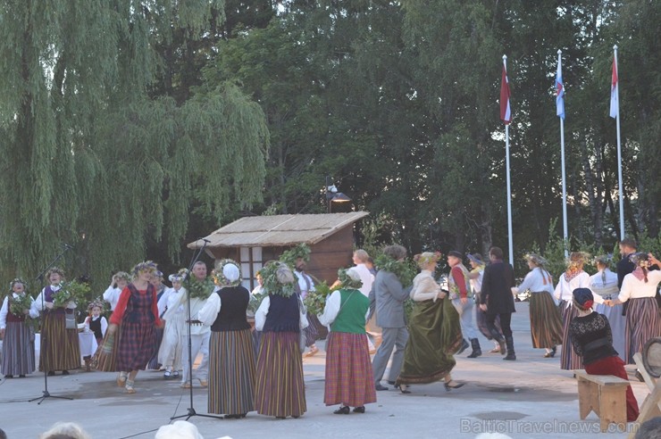 Ar ielīgošanas rituāliem, lustēm un dančiem Višķu pagasta estrādē aizritējis ikgadējais pasākums 