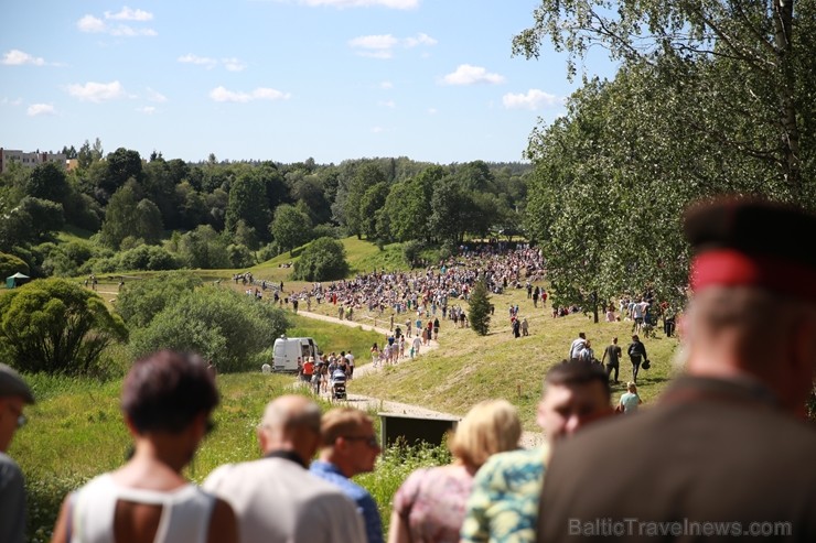 Kaujā Cēsīs piedalījās vairāk nekā 200 rekonstruktori no Latvijas, Igaunijas, Lietuvas, Polijas un Krievijas, cīņu meistari un Latvijas Nacionālās aiz 257808