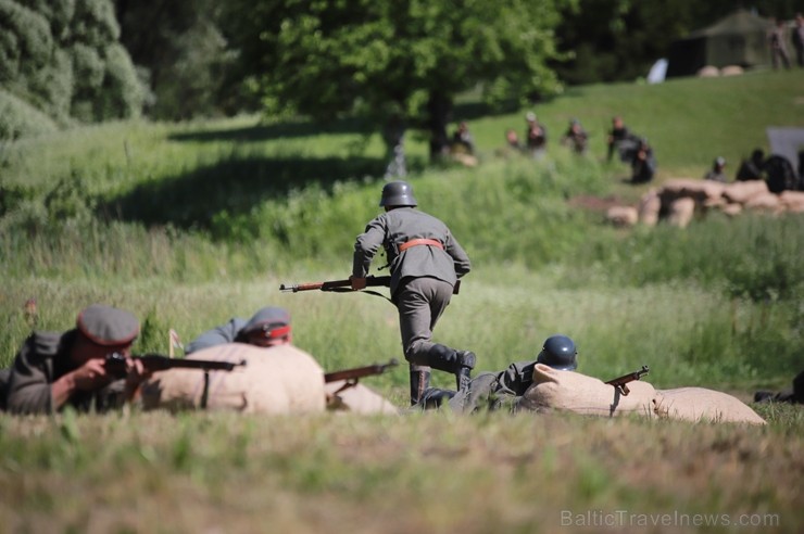 Kaujā Cēsīs piedalījās vairāk nekā 200 rekonstruktori no Latvijas, Igaunijas, Lietuvas, Polijas un Krievijas, cīņu meistari un Latvijas Nacionālās aiz 257835