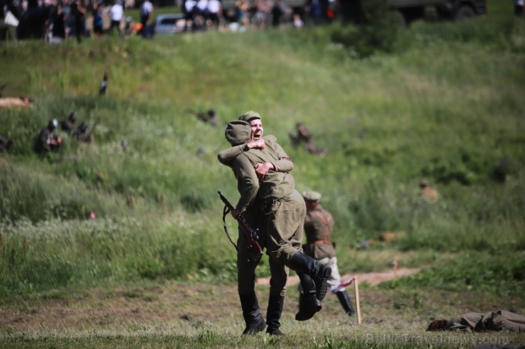 Kaujā Cēsīs piedalījās vairāk nekā 200 rekonstruktori no Latvijas, Igaunijas, Lietuvas, Polijas un Krievijas, cīņu meistari un Latvijas Nacionālās aiz 257844