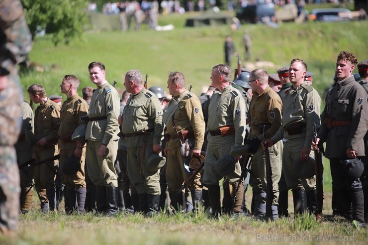 Kaujā Cēsīs piedalījās vairāk nekā 200 rekonstruktori no Latvijas, Igaunijas, Lietuvas, Polijas un Krievijas, cīņu meistari un Latvijas Nacionālās aiz 257852