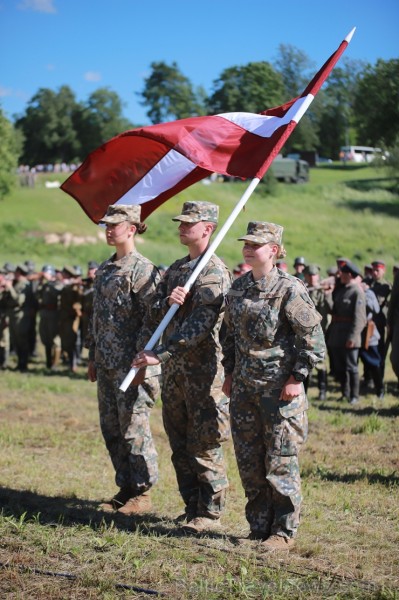 Kaujā Cēsīs piedalījās vairāk nekā 200 rekonstruktori no Latvijas, Igaunijas, Lietuvas, Polijas un Krievijas, cīņu meistari un Latvijas Nacionālās aiz 257856