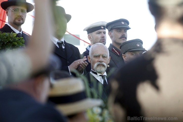 Pasākuma norises vieta Liepājā tika iekārtota precīzi un stilistiski atbilstoši 1919. gada vēsturisko fotoattēlu piemēriem 258012