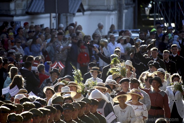 Pasākuma norises vieta Liepājā tika iekārtota precīzi un stilistiski atbilstoši 1919. gada vēsturisko fotoattēlu piemēriem 258025