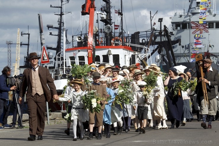 Pasākuma norises vieta Liepājā tika iekārtota precīzi un stilistiski atbilstoši 1919. gada vēsturisko fotoattēlu piemēriem 258036