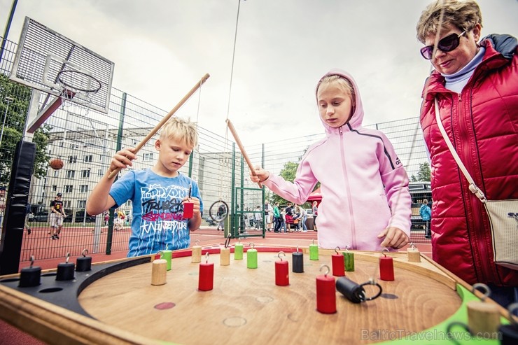 Ar vērienīgu svētku programmu, ekstrēmo sporta veidu paraugdemonstrējumiem un īpaši lielu svētku torti Rīgā atklāj Imantas sporta centru 258356