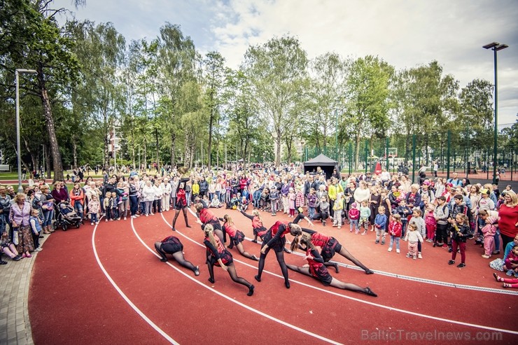 Ar vērienīgu svētku programmu, ekstrēmo sporta veidu paraugdemonstrējumiem un īpaši lielu svētku torti Rīgā atklāj Imantas sporta centru 258357