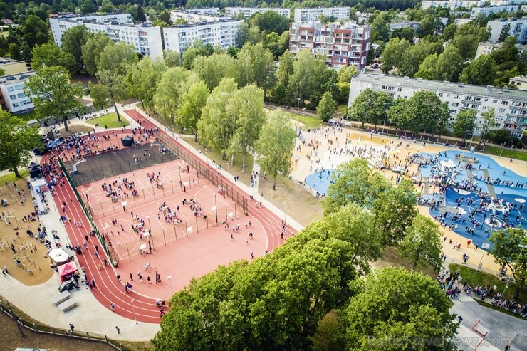 Ar vērienīgu svētku programmu, ekstrēmo sporta veidu paraugdemonstrējumiem un īpaši lielu svētku torti Rīgā atklāj Imantas sporta centru 258370