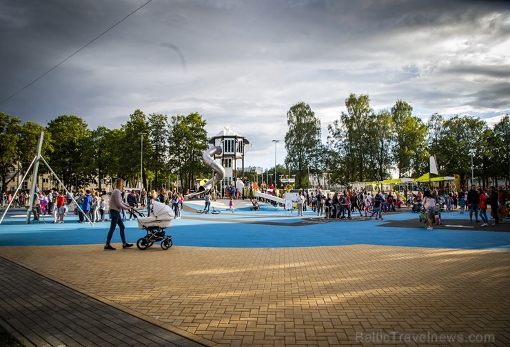 Ar vērienīgu svētku programmu, ekstrēmo sporta veidu paraugdemonstrējumiem un īpaši lielu svētku torti Rīgā atklāj Imantas sporta centru 258376