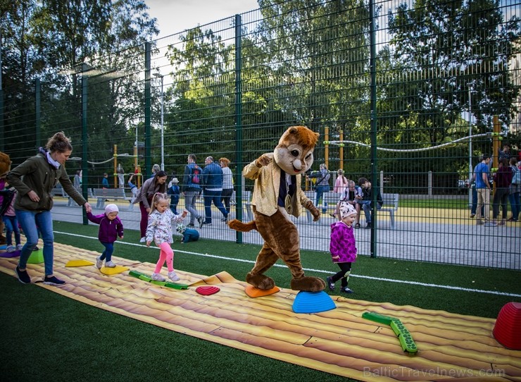 Ar vērienīgu svētku programmu, ekstrēmo sporta veidu paraugdemonstrējumiem un īpaši lielu svētku torti Rīgā atklāj Imantas sporta centru 258377