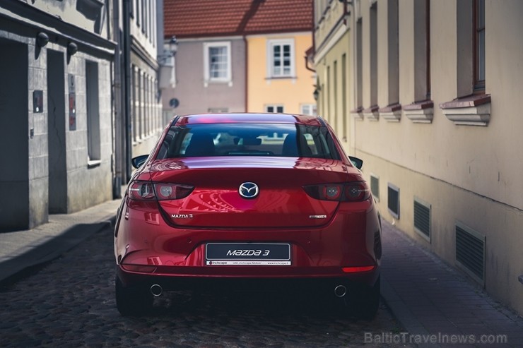 Vienam no kompaktās klases hečbekiem Mazda3 ir dvīņubrālis, kuru droši var saukt par vienu no skaistākajiem kompaktās klases sedaniem 258416