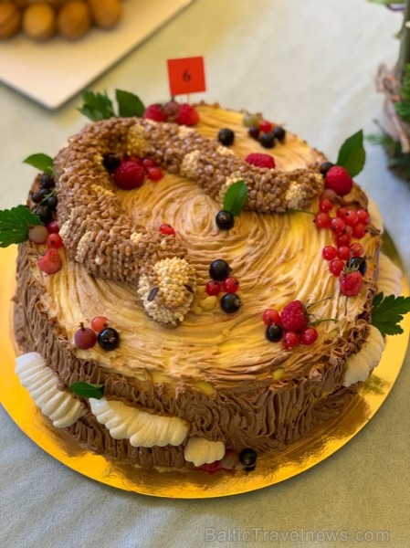 Zaubes savvaļas kulinārā festivāla ietvaros nosaka labāko lauku torti. Foto: Erlens Ernstsons 259049