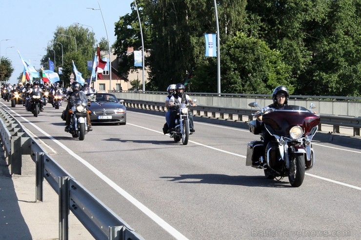 Ziedu rotā tērpjas ne vien Līvānos pilsētas laukumi un parki, bet pat Daugavas un Dubnas krasti un ūdeņi. Tāpēc ar moto ir 