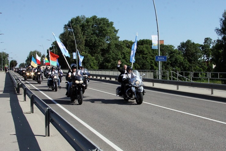 Ziedu rotā tērpjas ne vien Līvānos pilsētas laukumi un parki, bet pat Daugavas un Dubnas krasti un ūdeņi. Tāpēc ar moto ir 