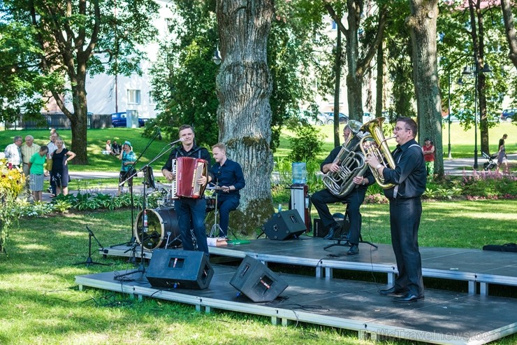 Valmierā nosvinēta pilsētas 736. Dzimšanas diena ar tradicionālām un jaunām aktivitātēm, kas iepriecinājušas ikvienu svētku dalībnieku 260121