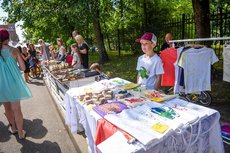 Valmierā nosvinēta pilsētas 736. Dzimšanas diena ar tradicionālām un jaunām aktivitātēm, kas iepriecinājušas ikvienu svētku dalībnieku 260123