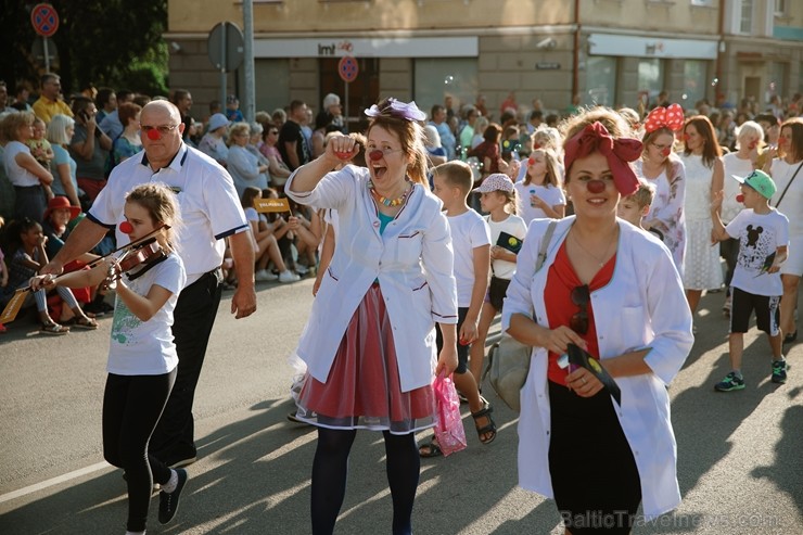 Valmierā nosvinēta pilsētas 736. Dzimšanas diena ar tradicionālām un jaunām aktivitātēm, kas iepriecinājušas ikvienu svētku dalībnieku 260130