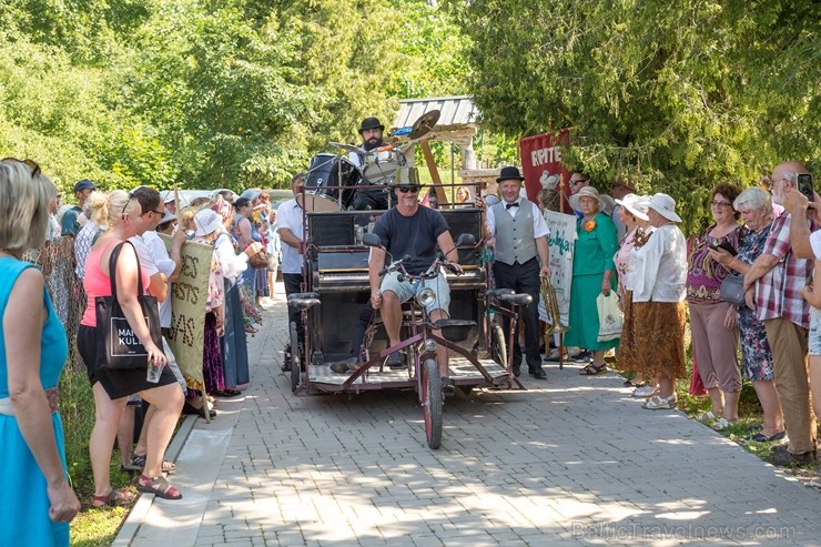 Sabiles pilsētas iedzīvotāji un viesi 5 dienas svin un bauda iemīļotos Vīna svētkus 260289