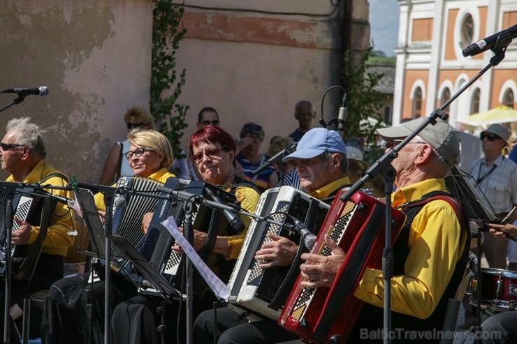 Sabiles pilsētas iedzīvotāji un viesi 5 dienas svin un bauda iemīļotos Vīna svētkus 260294