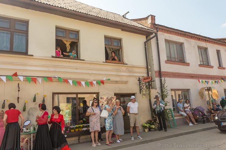 Sabiles pilsētas iedzīvotāji un viesi 5 dienas svin un bauda iemīļotos Vīna svētkus 260310