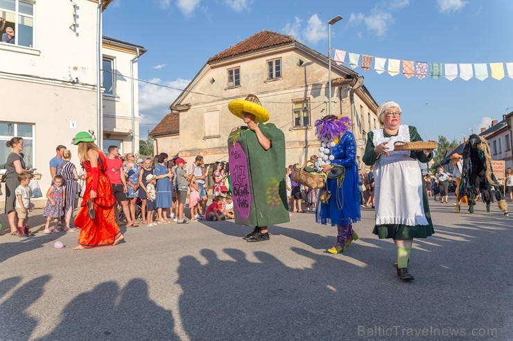 Sabiles pilsētas iedzīvotāji un viesi 5 dienas svin un bauda iemīļotos Vīna svētkus 260329