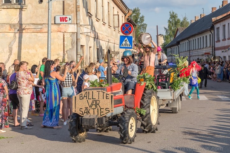 Sabiles pilsētas iedzīvotāji un viesi 5 dienas svin un bauda iemīļotos Vīna svētkus 260339