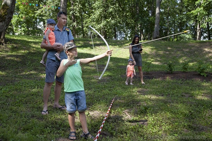 Ar krāšņiem koncertiem, tirdziņiem, pasākumiem un aktivitātēm Lielvārdē svin novada svētkus 260407