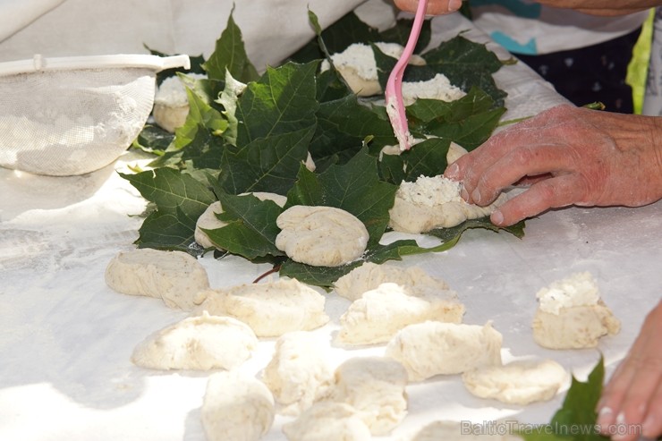Amatas novada Āraišu vējdzirnavās Maizes dienā smaržoja klaipiņi, rosījās cepējas baltos priekšautos un pulciņiem vien nākca viesi - rudzu maizes cien 260451