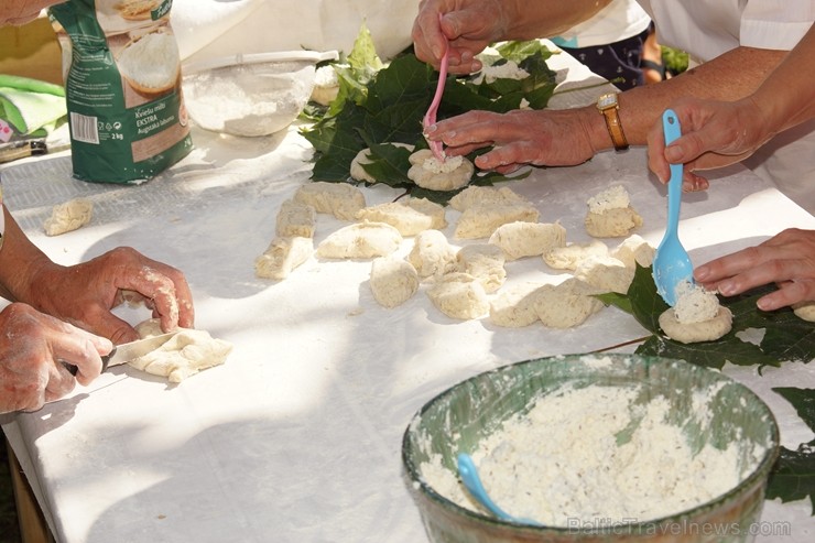 Amatas novada Āraišu vējdzirnavās Maizes dienā smaržoja klaipiņi, rosījās cepējas baltos priekšautos un pulciņiem vien nākca viesi - rudzu maizes cien 260452