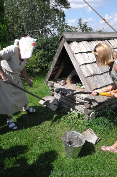 Amatas novada Āraišu vējdzirnavās Maizes dienā smaržoja klaipiņi, rosījās cepējas baltos priekšautos un pulciņiem vien nākca viesi - rudzu maizes cien 260465