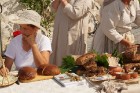 Amatas novada Āraišu vējdzirnavās Maizes dienā smaržoja klaipiņi, rosījās cepējas baltos priekšautos un pulciņiem vien nākca viesi - rudzu maizes cien 7